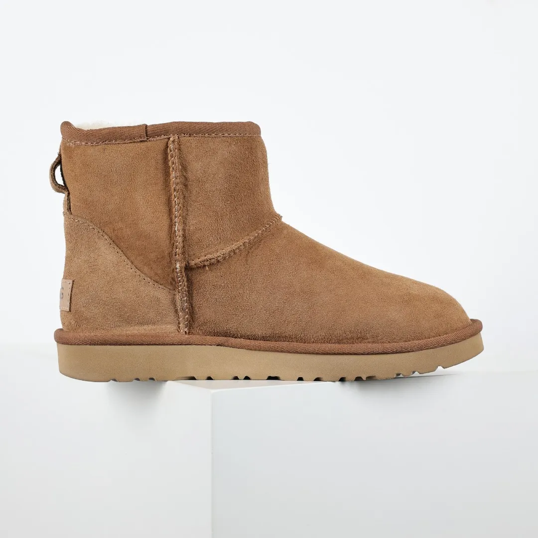 Pick up locally 💰540 Core recommendation Good price Cashmere insoles are a very suitable choice for keeping warm in winter and at home. In the new year, uug launched a series of styles, which are partial to the preferences of young consumers and have also moved to the forefront of fashion trends. Shoe body material Water-repellent coated suede upper 17mm UGGPURE™ implanted wool insole Lightweight non-slip comfortable rubber outsole With brand LOGO Trademark Comes with a full set of packaging Size: 35 36 37 38 39 40 41 42 43 44